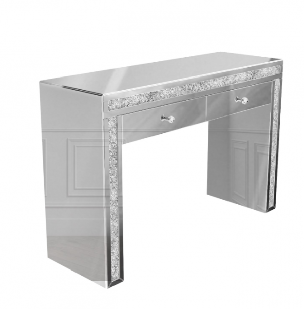 Meja dengan aksen berlian atau glitter untuk sentuhan glamor